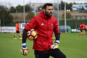 Salvatore Sirigu, en Tajonar con Osasuna  