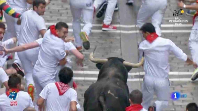 Cruchaga, al límite de la cornada en la calle Estafeta  