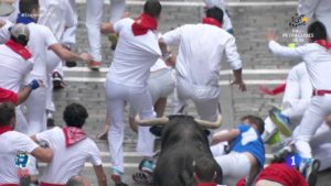 Cruchaga, al límite de la cornada en la calle Estafeta  