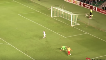 Precioso regate del ex jugador de Osasuna José García  