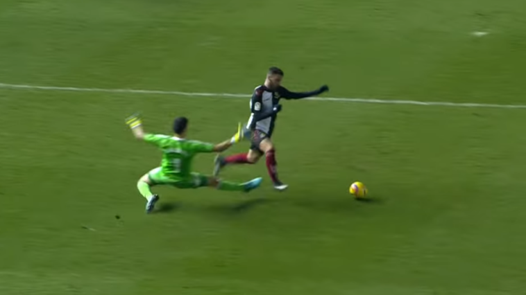 Sergio Herrera es el segundo portero que más sale del área en Segunda  