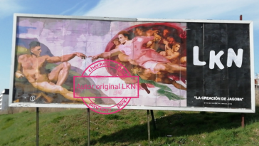 Aparece un 'collage' rojillo gigante en Pamplona inspirado en una legendaria obra de Miguel Ángel  