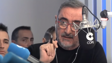 Ojo al atuendo del mítico Carlos Herrera para realizar uno de los programas de radio con más oyentes a nivel nacional  