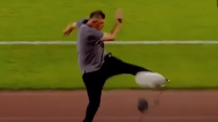 VÍDEO | Savo Milosevic pierde por completo los papeles en un partido del Partizán  