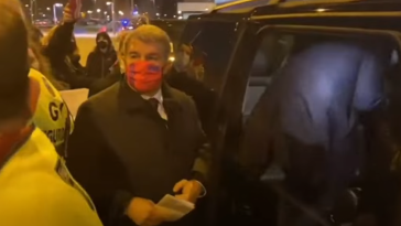 Momentos de tensión en la salida de Joan Laporta de El Sadar  
