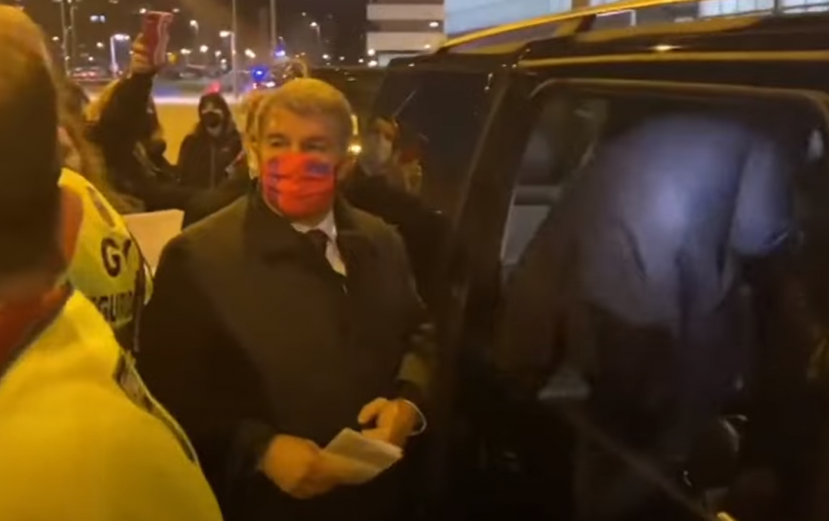 Momentos de tensión en la salida de Joan Laporta de El Sadar  