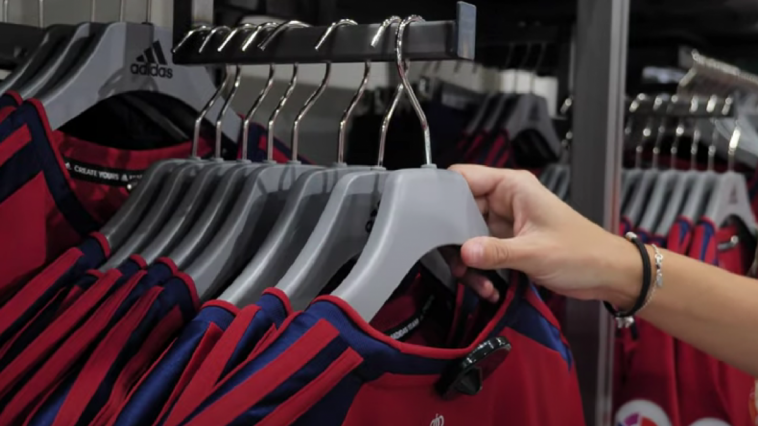 ¿Cuál es el futbolista de la actual plantilla de Osasuna con más experiencia en Primera?  