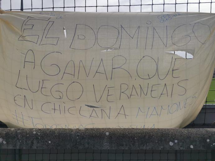 Un aficionado del Cádiz se planta en Tajonar para mandar un mensaje a los jugadores de Osasuna 