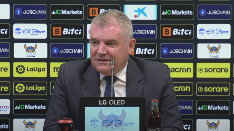 El presidente del Cadiz CF visita Pamplona y porta una pegatina de apoyo a Osasuna  