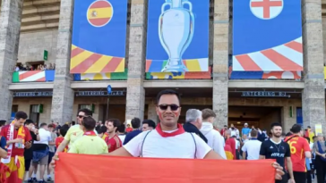 Al Olympiastadion de blanco y rojo  
