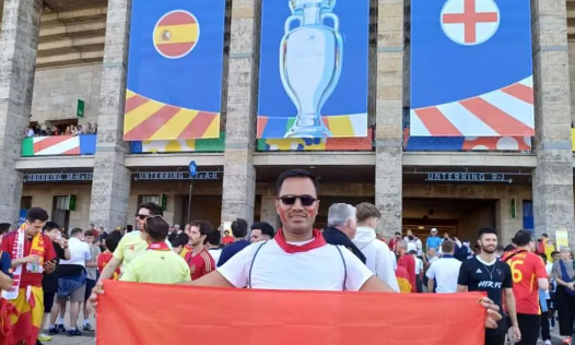 Al Olympiastadion de blanco y rojo  